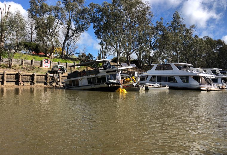 Murray River houseboat salvage a success