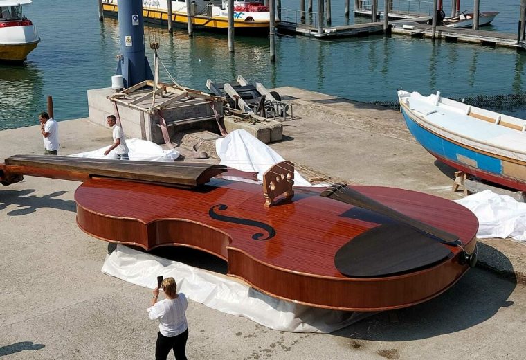 The violin boat of Venice