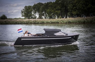 Delightful dayboating is simple with Sirocco 730i
