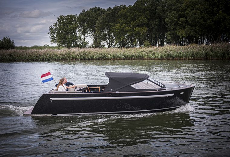 Delightful dayboating is simple with Sirocco 730i